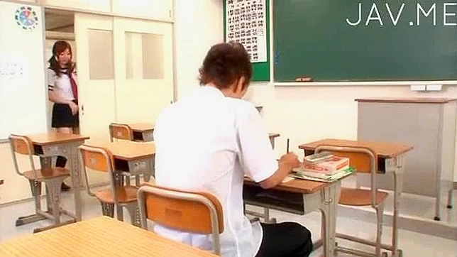 年轻的甜美红发美女紧致的阴部被猛烈插入