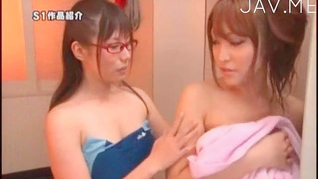 红发女郎和业余亚裔女孩给真正口交体验