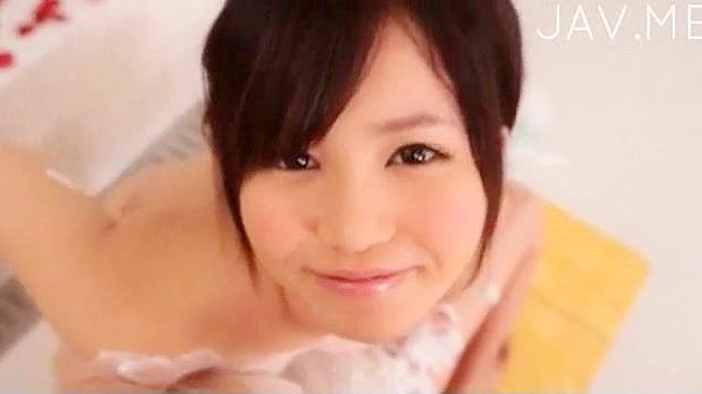 业余亚洲天使在浴缸里吞咽大睾丸