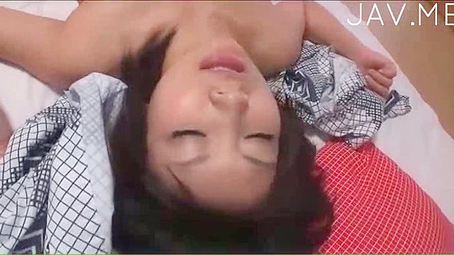 巨大的阳具猛烈地插入那湿热的阴道深处