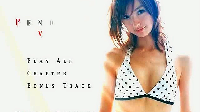 心情大好的年轻亚裔自拍模特户外摆姿势