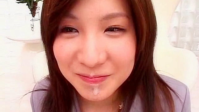 满满的精液在她的嘴里