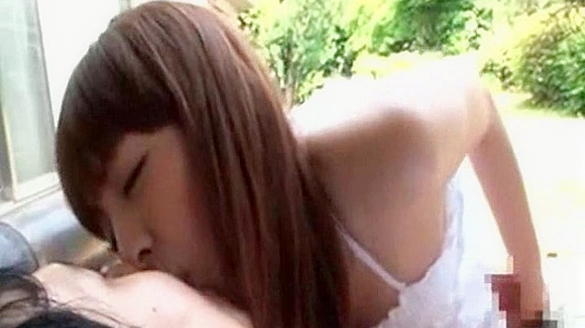 她有不错的口技技巧。