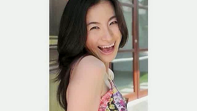 黑发日本AV女优展示她惊人的身材曲线