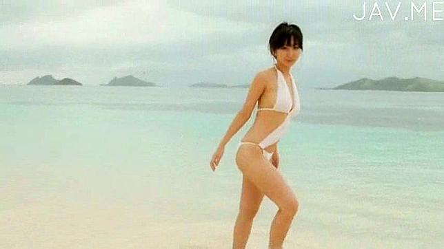娇小美人享受阳光滋润