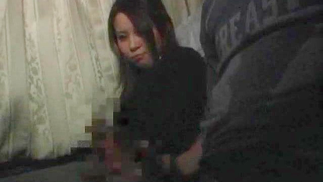 害羞日本女孩在公共交通上吸吮阴茎