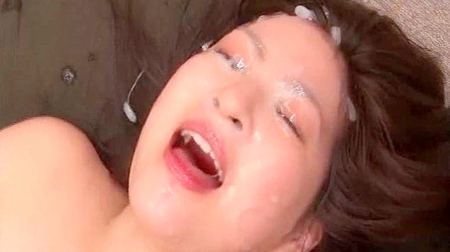 可爱裸体的日本女孩正在吞下炽热精液