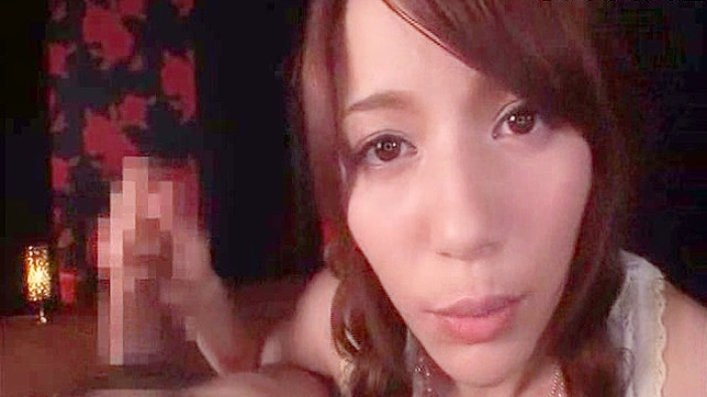 调皮的亚洲艳星希望她的炮友在她脸上射精