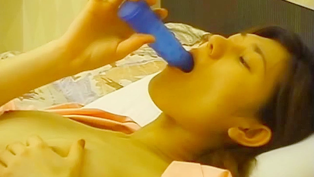 日本少女藤崎玲奈用玩具自我慰藉的场景