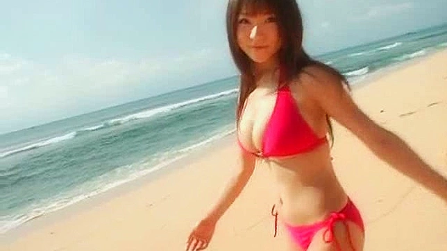 迷人的日本少女穿着比基尼在户外摆姿。