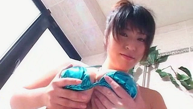 穿着比基尼的丰满日本天使在玩弄自己的大奶子。