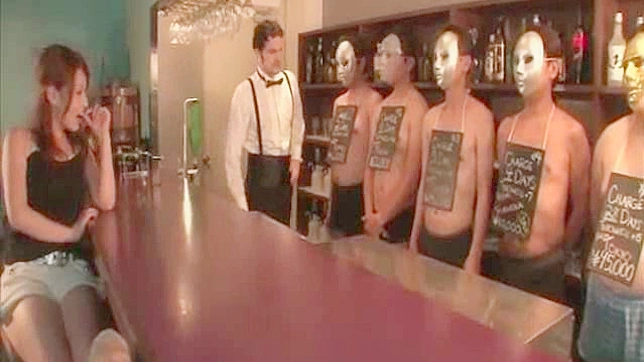 迷人的日本AV女优正在热切品尝精液