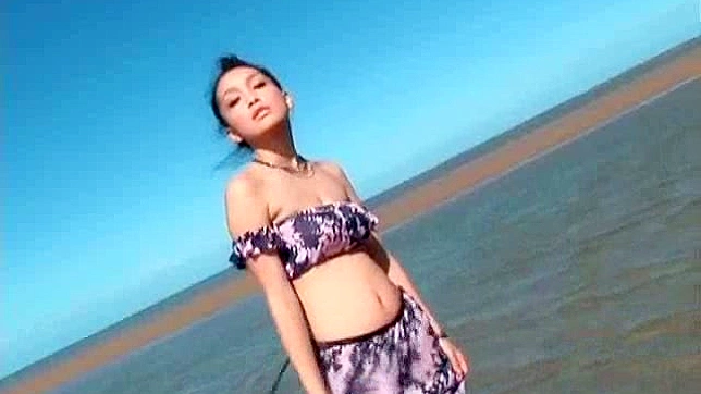 可爱日本模特户外展示诱人唇部魅力