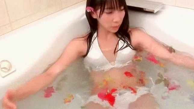 迷人的亚洲AV女星在浴缸里展示完美身材
