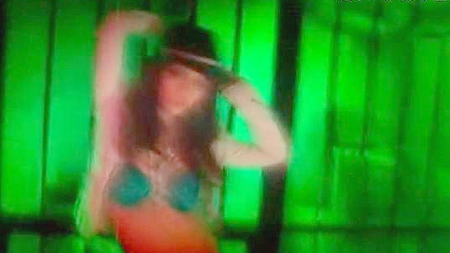 饥渴的她吸吮阳具并舔舐男人的肛门