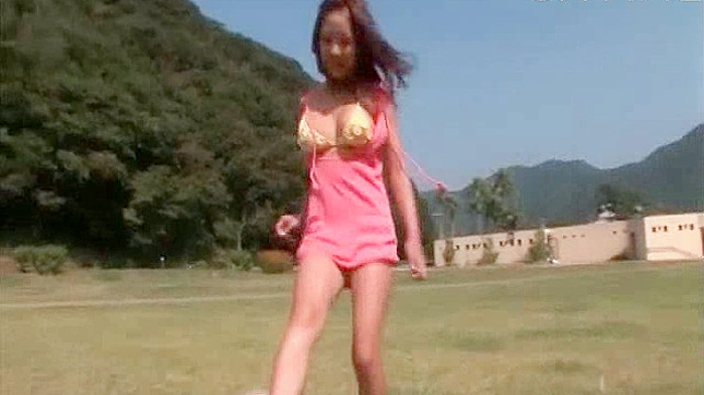 性感的棕发女郎摇晃着她的美味胸部