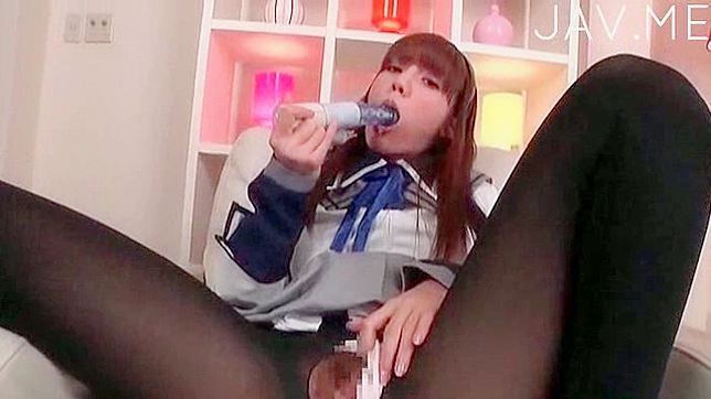 年轻女学生用振动棒满足自己的需求。
