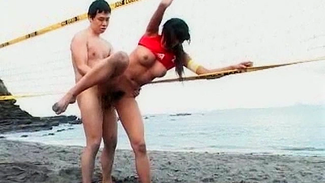 男人在海滩上与丰满的救生员做爱