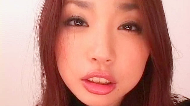 亚洲女人用丰满的嘴唇舔玻璃