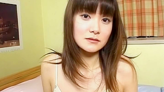 熟女Kaori用玩具挑逗她的私处