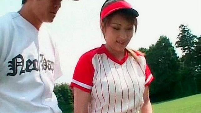 男人贪婪地挤着他性感女友突出的胸部