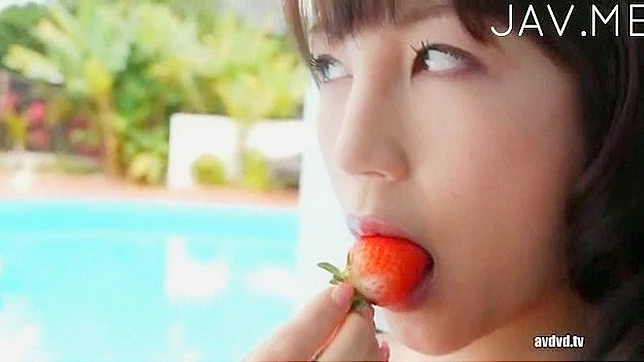 油中的美女抚摸她弹性的魅力部位