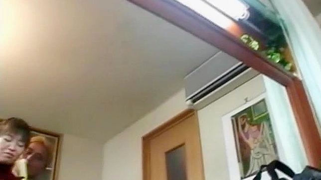 迷人的Toi被从后面猛烈操弄