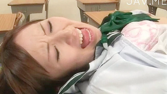 女学生给同学口交然后做爱