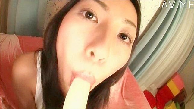 性感棕发女郎吸着香蕉棒