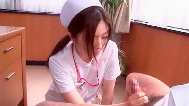 迷人的日本护士制服下进行深度口交服务