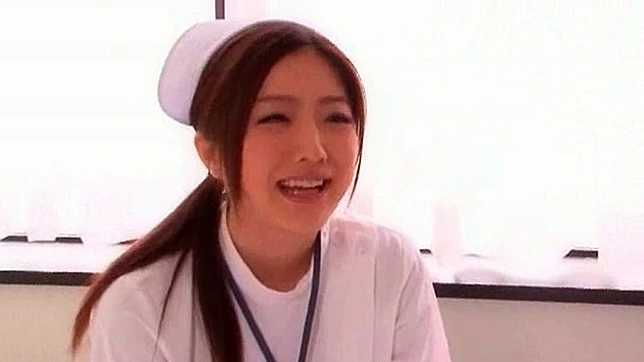 神奇的日本护士贪婪吞咽巨大的爱棒