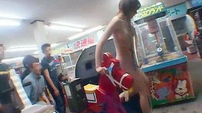 裸露的日本AV女优拥有丰满胸部，正在玩弄她的洞穴。