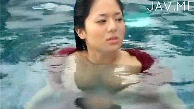 疯狂大胆的日本美女在L里展示奶子自拍秀