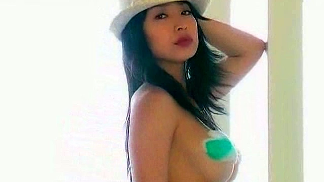 巨乳日本女孩户外展示她的丰腴美胸