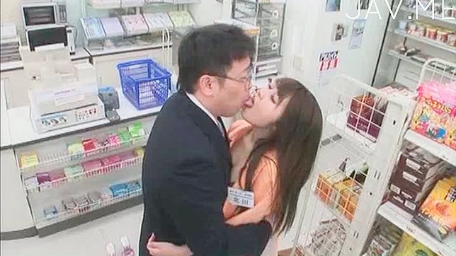 日本俏皮萌妹在店里被玩弄得春水泛滥