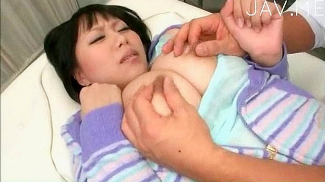 丰满亚洲病人用胸部为她可爱的医生服务