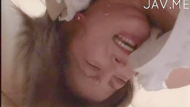 害羞的业余爱好者用玩具探索私处