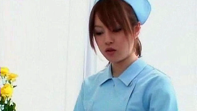 迷人裸体亚洲护士满足她的病人需求
