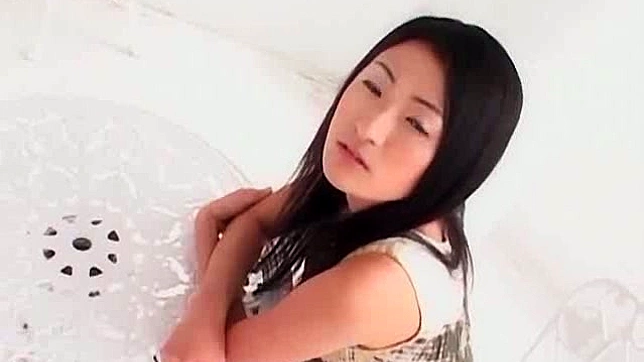 黑发迷人的亚洲女子在户外摆姿势