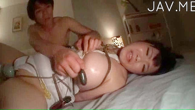 被捆绑的日本AV女优正在享受束缚性爱