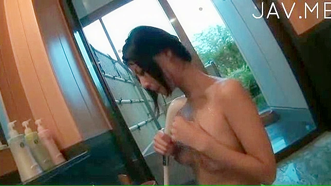裸露迷人的亚洲AV女星正在经历真实插入体验