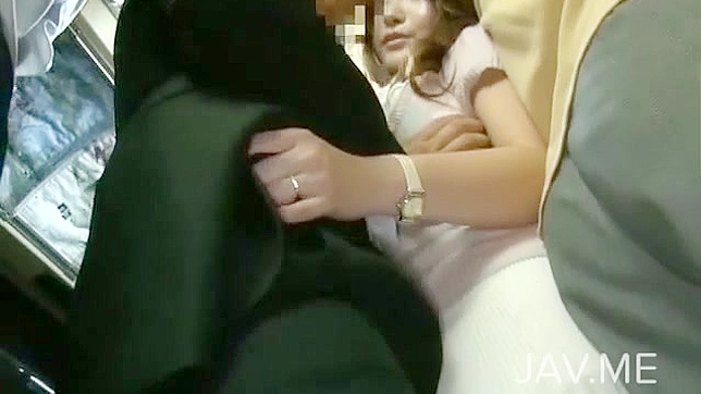 俏皮的亚洲妹在公共交通上玩弄着男人的阳具