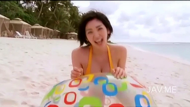 在沙滩上她脱衣