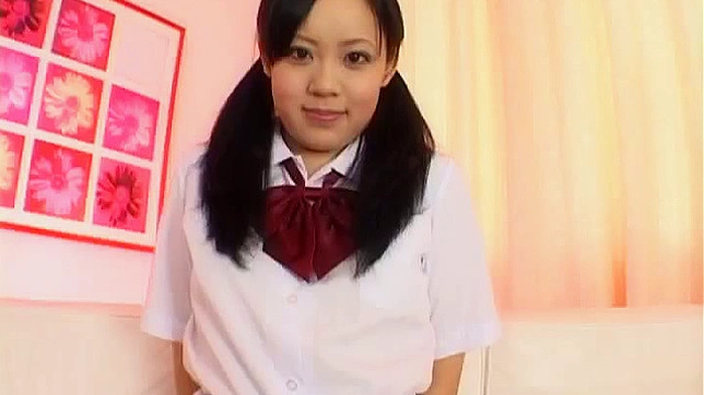 女学生刺激她多毛的阴部