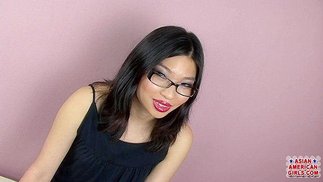 害羞的小美人春准备脱衣展露诱惑