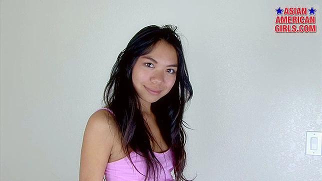 斯隆·彭展示她调皮的一面，在性感的个人秀中。