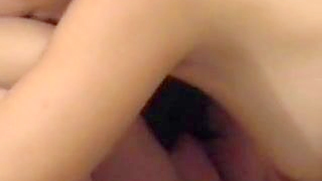 饥渴的女同性恋者在镜头前裸体摆姿势时玩得很开心。