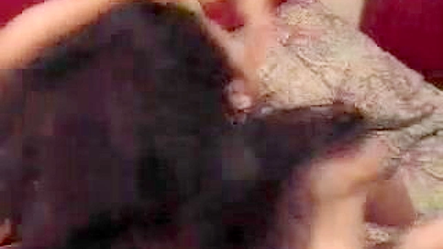 饥渴的女同性恋者在镜头前裸体摆姿势时玩得很开心。