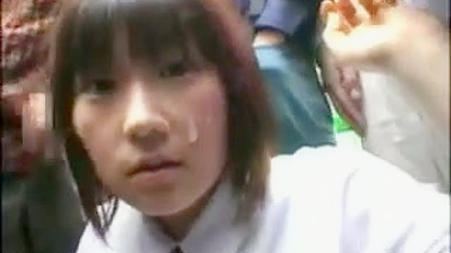 可爱女孩在公众场合进行群交喷射