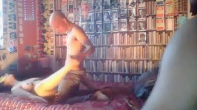 亚洲妻子在丈夫面前被手指探秘